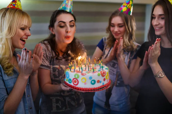 Anniversaire. Filles avec un gâteau aux bougies. Meilleurs amis célèbrent un anniversaire . — Photo