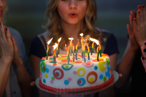 Anniversaire. Filles avec un gâteau aux bougies. Meilleurs amis célèbrent un anniversaire . — Photo