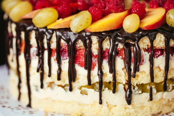 Ovoce, dort nahý. domácí koláč s maliny, hrozny a broskvoněmi — Stock fotografie