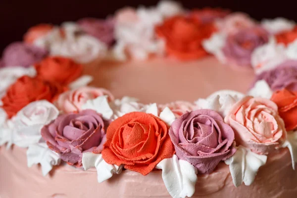 Verjaardagstaart met rode rozen als zoete traktatie en dessert. — Stockfoto