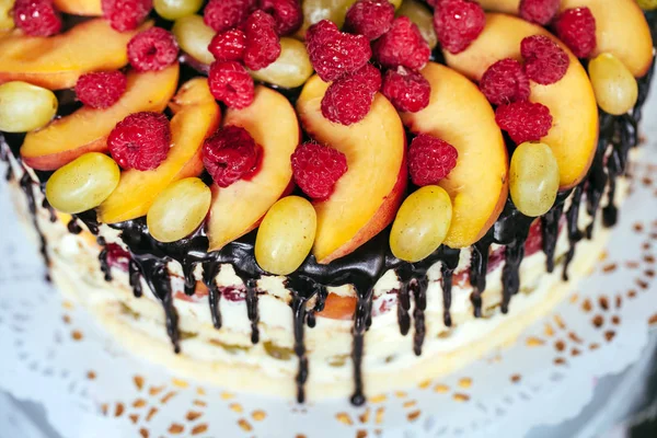 Buah, kue telanjang. Kue buatan sendiri dengan raspberry, anggur, dan potongan buah persik . — Stok Foto