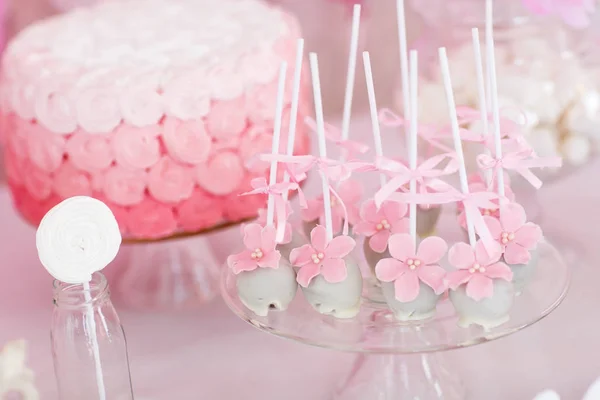 Mesa de sobremesa para uma festa, doce e sobremesa . — Fotografia de Stock