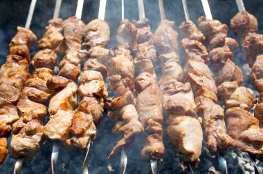 Ateşte et pişirmek. Izgara kömür.