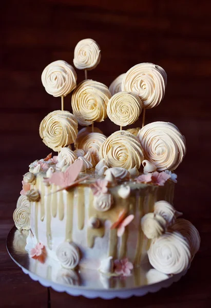 Taart met meringue als zoete traktatie en dessert. — Stockfoto