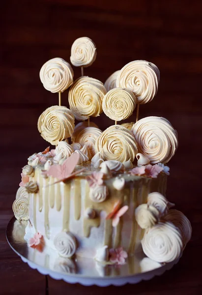 Bolo com merengue como doce e sobremesa . — Fotografia de Stock