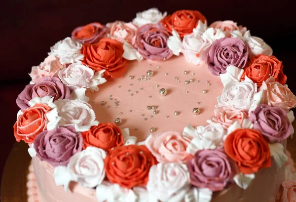 Bolo de aniversário com rosas vermelhas como doce e sobremesa . — Fotografia de Stock