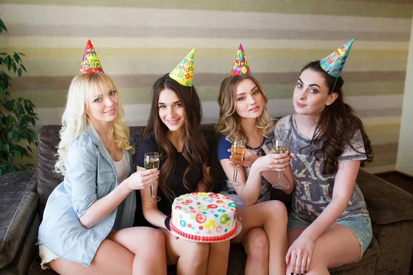 Verjaardag. Meisjes poseren met cake op verjaardag — Stockfoto