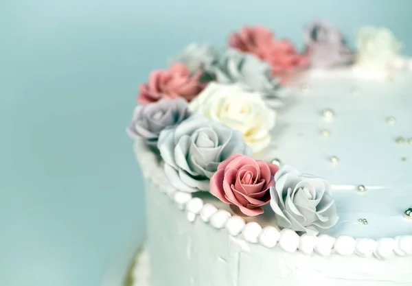 Свадебный торт с розами как сладкое угощение и десерт — стоковое фото
