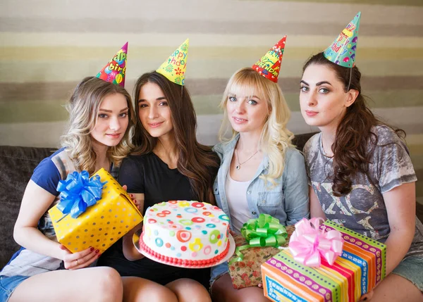 Gyönyörű lányok adnak egy ajándékot barátnőivel születésnapi — Stock Fotó