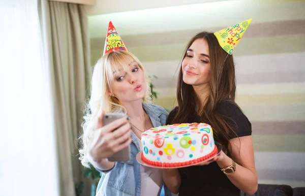 Les filles font selfie lors d'une fête d'anniversaire — Photo