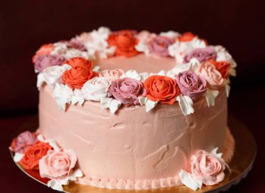 Tatlı tedavi ve tatlı olarak kırmızı gül ile Doğum günü pastası.