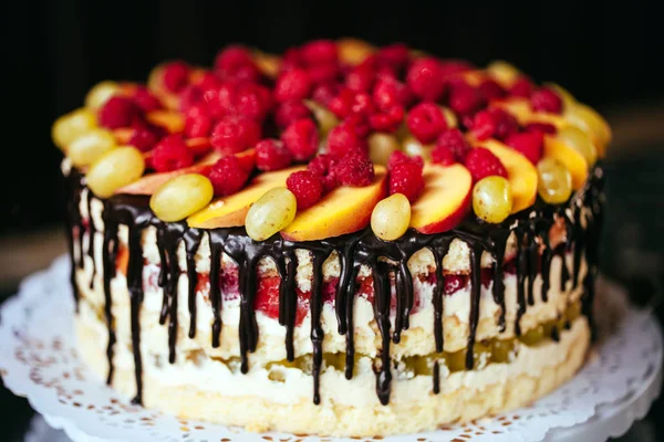 과일, 케이크 벌거 벗은. 라즈베리, 포도, 복숭아 슬라이스를 곁들인 홈메이드 케이크 — 스톡 사진