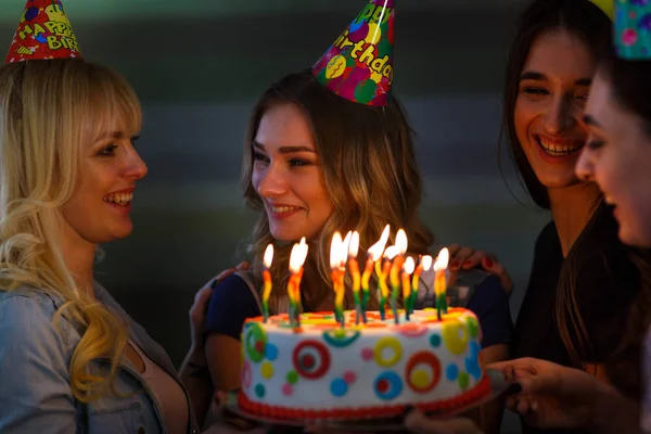 Urodziny. Dziewczyny z ciastem ze świecami. Najlepsi przyjaciele świętować urodziny. — Zdjęcie stockowe