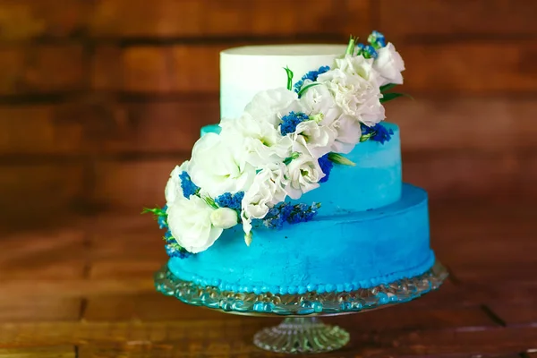 婚礼蛋糕与玫瑰作为甜食和甜点 — 图库照片