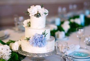 Beyaz düğün masasında düğün pastası