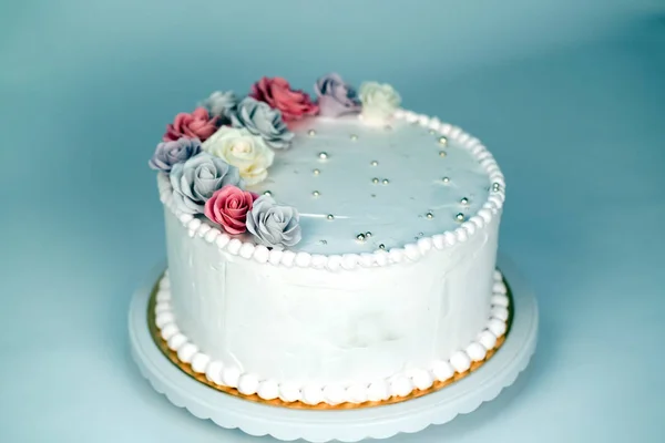 Bolo de casamento com rosas como doce e sobremesa — Fotografia de Stock