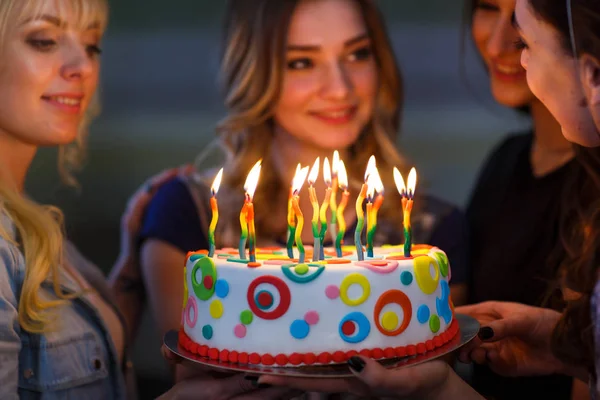 Verjaardag. Meisjes met een taart met kaarsen. Beste vrienden vieren een verjaardag. — Stockfoto