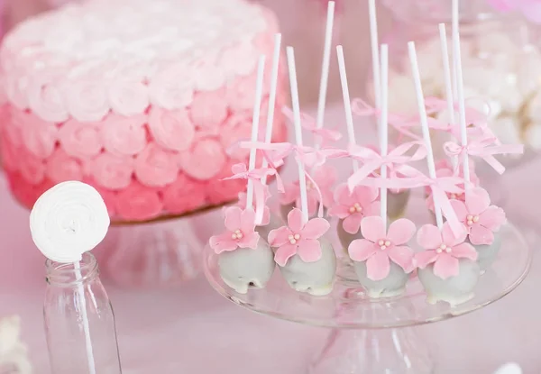 Mesa de sobremesa para uma festa, doce e sobremesa . — Fotografia de Stock