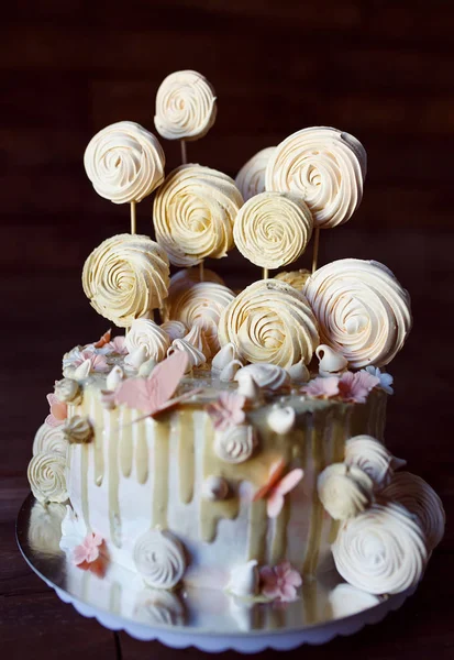 甘いお菓子とデザートとしてメレンゲとケーキ. — ストック写真