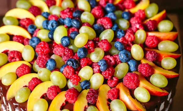 Owoce, ciasto nago. domowe ciasto z malinami, winogrona i plastry brzoskwiniowe — Zdjęcie stockowe