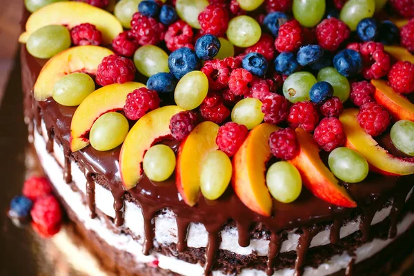 Buah, kue telanjang. Kue buatan sendiri dengan raspberry, anggur, dan potongan buah persik — Stok Foto