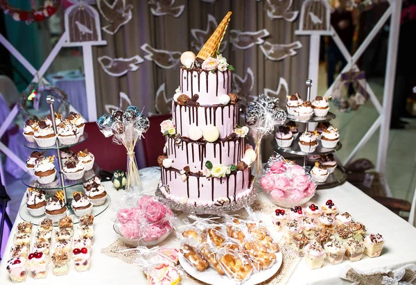 Candy bar. Dessert table for a party, sweet treat and dessert. — Stock Photo, Image