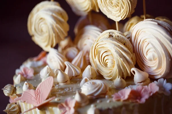 Kuchen mit Baiser als Süßspeise und Dessert. — Stockfoto