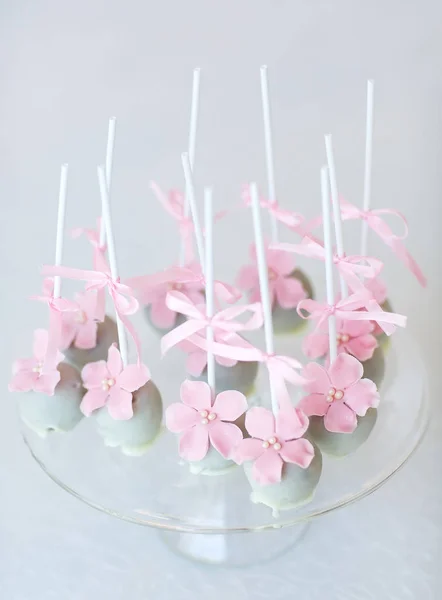 Cake Pops voor een feestje, zoete traktatie en dessert. — Stockfoto