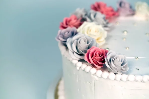 Bolo de casamento com rosas como doce e sobremesa — Fotografia de Stock