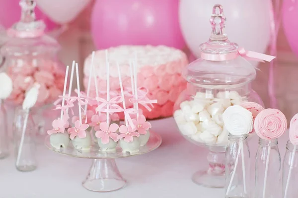 Mesa de sobremesa para uma festa, doce e sobremesa . — Fotografia de Stock