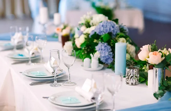 Configuración de mesa de boda. Platos y vasos vacíos sobre un mantel blanco . — Foto de Stock