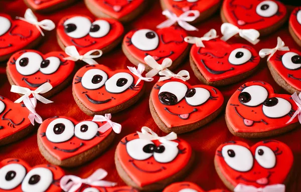 Μπισκότα ημέρα του Αγίου Βαλεντίνου. Μπισκότα σε σχήμα καρδιάς για την ημέρα του Αγίου Βαλεντίνου. — Φωτογραφία Αρχείου