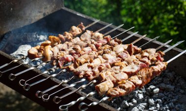 Ateşte et pişirmek. Izgara kömür.