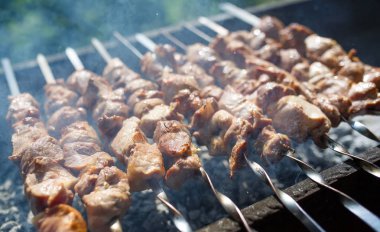 Ateşte et pişirmek. Izgara kömür.