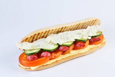 Beyaz arka plan üzerinde sosis ile Papini