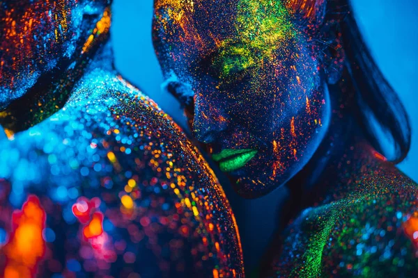 La gente es polvo fluorescente de color. un par de amantes bailando en una discoteca —  Fotos de Stock