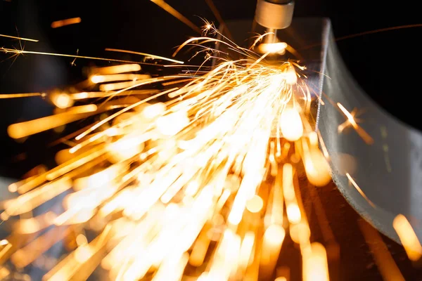 Taladro con piezas de metal pulido con punta de diamante. Chispas . — Foto de Stock