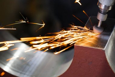Elmas uçlu parlatma metal parçaları ile matkap. Kıvılcım.