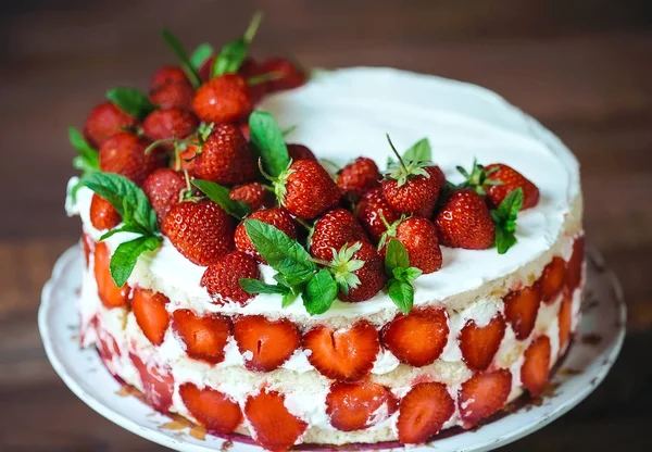 Strawberry cake als zoete traktatie en dessert op een houten achtergrond. — Stockfoto