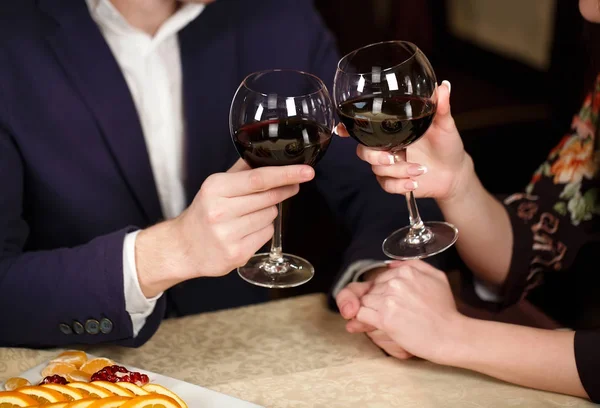 Pedido de casamento num restaurante. Casal brindar vinhedos em um restaurante de luxo . — Fotografia de Stock