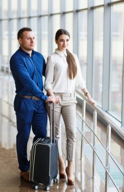 Tatilde aşık bir çift. Havaalanında duran çift