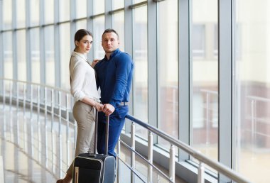 Tatilde aşık bir çift. Havaalanında duran çift