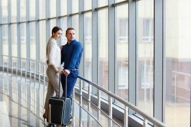 Tatilde aşık bir çift. Havaalanında duran çift