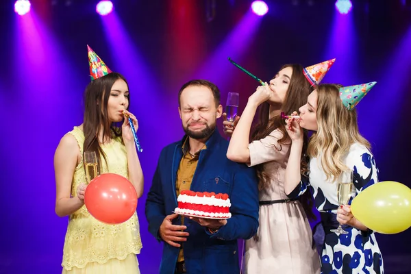 Grattis på födelsedagen. Grupp leende vänner samlades tillsammans med tårta. — Stockfoto