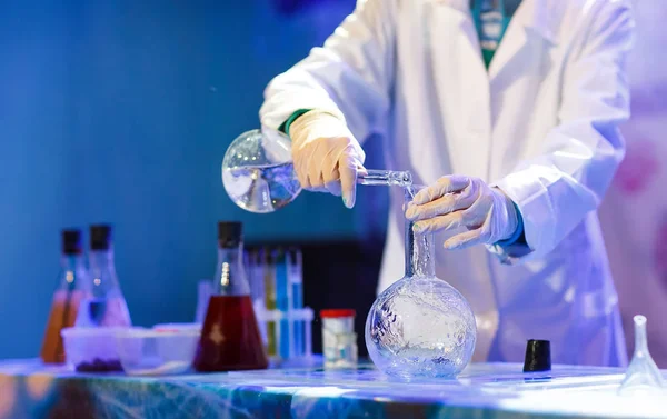 Experimente im Chemielabor. Durchführung eines Experiments im Labor — Stockfoto