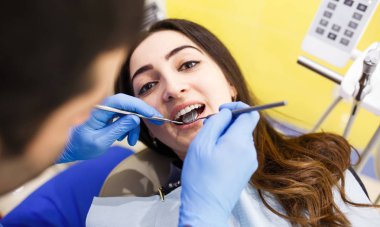 Diş kliniğinde diş bakımı yapılan hasta