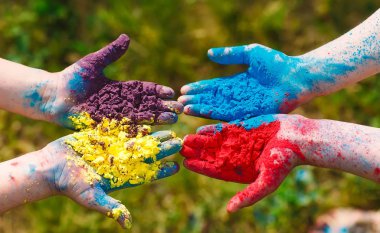 Mor, sarı, kırmızı, mavi Holi festival renkleri izole kaplı gençlerin Hands Palms.