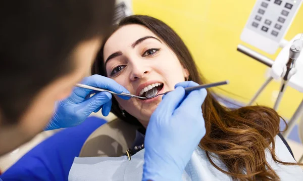 Diş kliniğinde diş bakımı yapılan hasta — Stok fotoğraf