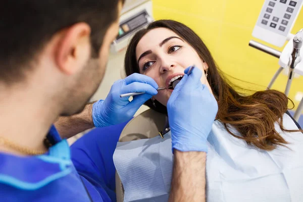 Le patient qui prend soin des dents dans la clinique dentaire — Photo
