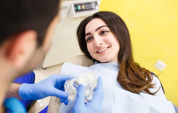 The patient caring for teeth in the dental clinic — Stock Photo, Image